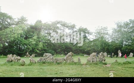 Les familles aiment explorer le cercle de pierres de Rolright à la frontière du Warwickshire et de l'Oxfordshire. Image haute clé. Banque D'Images