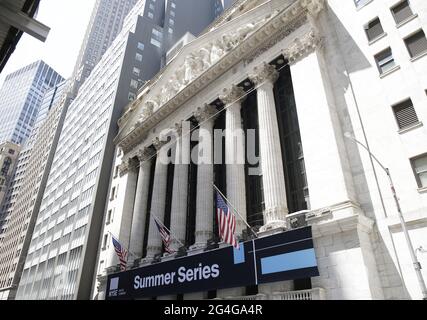 New York, États-Unis. 21 juin 2021. Des drapeaux américains sont suspendus devant la Bourse de New York en début d'après-midi à la Bourse de New York, à Wall Street, à New York, le lundi 21 juin 2021. Le Dow Jones Industrial Average a augmenté de plus de 500 points avec seulement quelques heures avant la cloche de fermeture. Photo de John Angelillo/UPI crédit: UPI/Alay Live News Banque D'Images