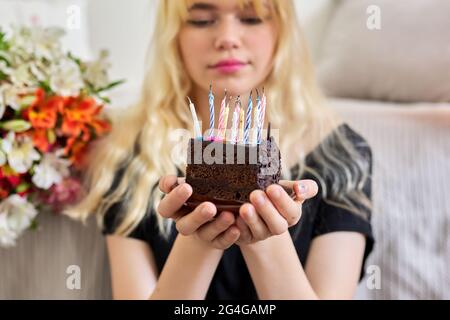 Anniversaire de la femme adolescente, fille avec anniversaire petit gâteau avec bougies éteintes Banque D'Images