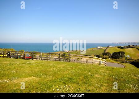 En direction de Port Gaverne depuis Port Isaac dans le nord de Cornwall Banque D'Images