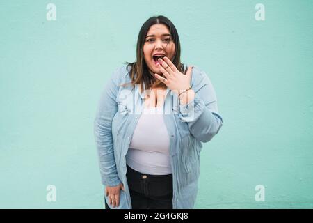Jeune femme à expression choquée. Banque D'Images