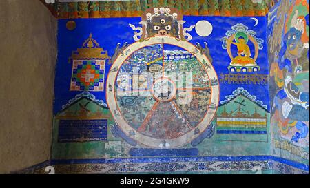 Tableaux muraux de Thanka dans le monastère de Sankar ou Gompa Leh, Ladakh, Inde. Sankar gompa a 108 volumes d'enseignements de Bouddha et trois images du presen Banque D'Images