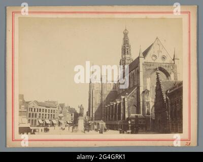 Vue sur une grande église ou sur Sint-Bavokerk à Haarlem. . Banque D'Images
