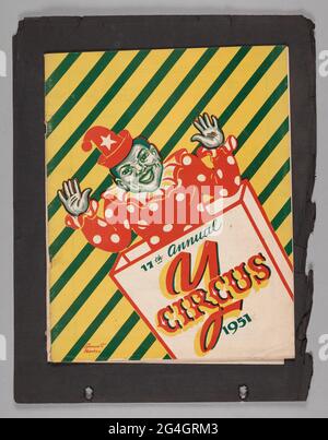 Programme souvenir créé par le YMCA de Saint-Louis pour le 17e cirque annuel de Pine Street y qui a eu lieu en 1951. La couverture avant est un graphique représentant un « jack-in-the-box » qui sort de sa boîte et annonce le 17e Cirque annuel du YMCA sur un fond rayé jaune et vert. Le programme est collé sur une page noire de scrapbook lâche, avec la musique de feuille partiellement déchirée collée de l'autre côté. Banque D'Images