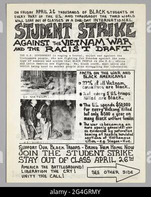 Prospectus blanc avec texte noir couvrant l'ensemble du recto et du verso. Le texte est une combinaison de texte dactylographié et de texte manuscrit. À l'avant, au milieu du tiers sur la gauche, se trouvent deux (2) images en noir et blanc. L'image du haut est celle des soldats blessés et morts au sol près des bâtiments. L'image inférieure est celle des policiers qui se tiennent au-dessus de corps au sol entouré de fumée. AU TROISIÈME RANG SE TROUVE LE TEXTE MANUSCRIT [LE VENDREDI 26 AVRIL DES MILLIERS D'ÉTUDIANTS NOIRS DANS/CHAQUE PARTIE DE L'OFHTE ÉTATS-UNIS ET DANS LE TIERS MONDE/RESTERONT HORS DES COURS DANS UNE JOURNÉE INTERNATIONALE/GRÈVE DES ÉTUDIANTS/DE NOUVEAU Banque D'Images
