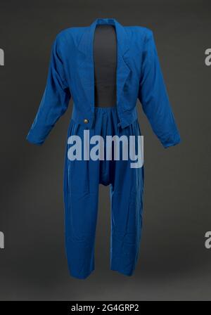 Cette veste bleue et ce pantalon Hammer ont été portés par le rappeur et danseur afro-américain MC Hammer dans la vidéo musicale de 1988 pour sa chanson « They put Me in the Mix ». Banque D'Images