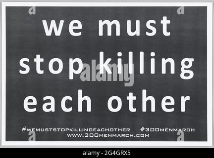 En août 2015, la Marche des hommes de 300, un groupe anti-violence basé à Baltimore, a marché toute la nuit de Baltimore à Washington DC pour protester contre les crimes violents. Écriteau, blanc avec encre noire créant du texte dans le négatif, qui se lit [nous devons / arrêter de tuer / l'un l'autre]. Texte supplémentaire en bas [#wemustststststststkillingeachOther #300menmarch / www.300menmarch.com] il n'y a pas de marques ou de texte au dos. Banque D'Images