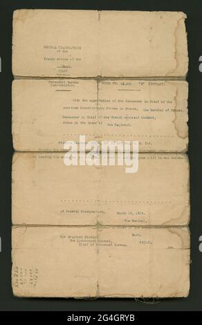 Une expédition de langue anglaise intitulée [COMMANDE N° 14.645 "D" (EXTRAIT)] du Siège général des armées françaises de l'est. La mention élogieuse vient du [Bureau du personnel / (décorations)] et énumère les forces et le personnel français et américains qui ont mis le caporal Laurence Leslie McVey en place pour un prix. L'ordre félicite McVey d'avoir fait preuve de courage en menant une attaque qui lui a fait blessé. En bas à droite, une équation mathématique est écrite en encre noire et le mot [ordre] en graphite. En raison de la tension raciale au sein de l'armée américaine, le 369e Régiment d'infanterie a été affecté Banque D'Images