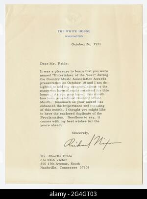 Lettre de Richard Nixon à Charley Pride à l'occasion du concours de l'année Pride de l'Association de musique country. Pride (1934-2020) était un chanteur afro-américain, guitariste et joueur professionnel de baseball. La lettre est écrite sur du papier à en-tête White House avec un sceau en relief sur le dessus. Il est signé par Richard Nixon à l'encre noire. La lettre est encadrée dans un cadre noir et un tapis de papier de couleur crème avec une bordure noire. L'arrière du cadre est doté d'un petit autocollant de prix dans le coin supérieur droit. Banque D'Images