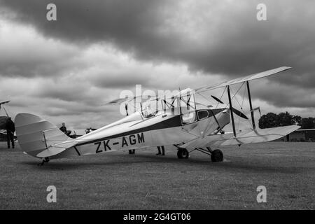 1938 de Havilland DH.83 Fox Moth sur exposition statique au Shuttleworth Evening Airshow le 19 juin 2021 Banque D'Images