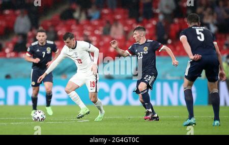 NOTE DE LA RÉDACTION - PHOTO NON PUBLIÉE PRÉCÉDEMMENT Mason Mount (à gauche) en Angleterre et Billy Gilmour en Écosse lors du match de l'UEFA Euro 2020 Group D au stade Wembley, Londres. Date de la photo: Vendredi 18 juin 2021. Date de publication : lundi 21 juin 2021. Banque D'Images