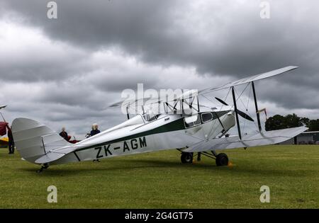 1938 de Havilland DH.83 Fox Moth sur exposition statique au Shuttleworth Evening Airshow le 19 juin 2021 Banque D'Images