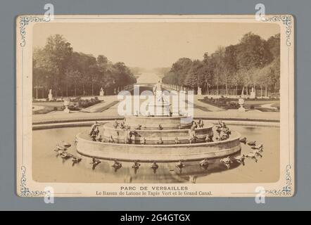 Vue sur le jardin de Versailles avec fontaine ; Parc de Versailles, le bassin de Ladont le Tapis Vert au Grand Canal. . Banque D'Images