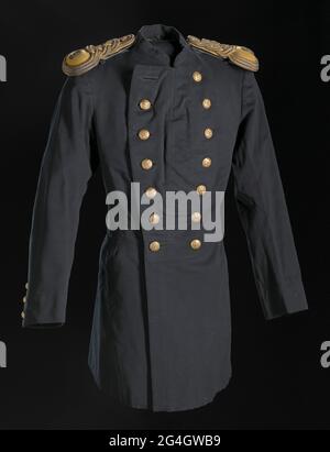 Une laine bleu marine U.S. Army M-1879 tenue d'officier junior uniforme manteau de grenouille (a) porté par John Hanks Alexander de la 9e cavalerie américaine avec deux noeuds d'épaule (b, c). Alexander a été le premier officier afro-américain des forces armées américaines à occuper un poste de commandement régulier. Le manteau est fabriqué en tissu large de laine bleu marine très foncé et comporte un dos-droit qui se ferme avec sept (7) boutons métalliques sur chaque face avant avec un motif en relief d'un aigle tenant une branche d'olive dans un talon et trois flèches dans l'autre avec un bouclier devant sa poitrine ayant un Banque D'Images