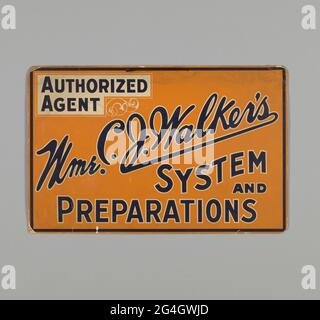 La société de fabrication Madame C. J. Walker, plus connue pour ses produits cosmétiques et de soins capillaires afro-américains, a été fondée en 1910 par Madame C. J. Walker. L'entreprise est considérée comme l'entreprise afro-américaine la plus connue et la plus prospère du début du XXe siècle. Panneau rectangulaire en carton avec texte noir et blanc sur fond orange. En haut à gauche se trouve un texte noir sur un champ blanc qui indique « AUTORISÉ / AGENT ». En bas à droite de la boîte se trouve un tourbillon blanc décoratif. Le reste de l'affiche est rempli de texte noir Banque D'Images