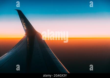 Fermer vue du logotype flydubai sur l'aile de l'avion. Avion à Sunset Sky. Vue depuis la fenêtre avion sur le vol en hauteur de l'avion. Voyages et Banque D'Images