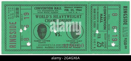 Billet vert étroit pour le Championnat du monde de poids lourd entre les boxeurs afro-américains Sonny Liston et Cassius Clay (Muhammad Ali). Muhammad Ali, né Cassius Marcellus Clay Jr. (1942-2016) était un boxeur professionnel afro-américain, activiste, animateur, poète et philanthrope. On se souvient que Ali refusait d’être enrôla dans l’armée, citant ses croyances religieuses et son opposition éthique à la guerre du Vietnam. Sonny Liston (1930-1970) est devenu champion du monde de poids lourd en 1962, perdant le titre d'Ali à Miami Beach, en Floride. Le billet est divisé aux deux tiers du chemin de gauche par un grand REC Banque D'Images