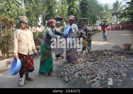 LANJIA SAORA TRIBU. Salaire quotidien des femmes travaillent dans des travaux de construction. Village de Puttasingh à Odisha, Inde Banque D'Images