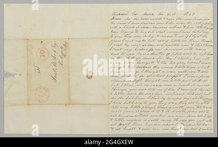 Cette lettre a été écrite à Richmond (Virginie) le 21 mars 1847 par Giles Saunders à Samuel Fox de Richmond (Kentucky). Saunders décrit avoir reçu un chèque de 700 $ de Fox. Saunders a également déclaré que sept (7) personnes en esclavage ont récemment été renvoyées à la maison et devraient arriver bientôt. Il décrit ensuite les prix actuels des esclaves aux enchères. Le papier est plié en deux avec la lettre écrite sur le côté avant droit continuant sur le côté arrière droit, avec l'adresse sur le côté avant gauche. Deux marques de poste sont estampillées à l'encre rouge par l'adresse, l'une datée du 22 mars à Richmond, en Virginie, et l'autre Banque D'Images