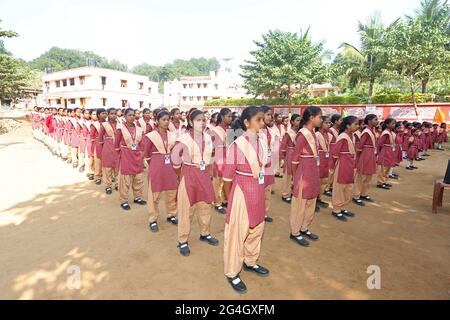 LANJIA SAORA TRIBU. Filles étudiant d'une école tribale prêt à commencer l'école avec des prières et des exercices du matin. Village de Puttasingh Banque D'Images