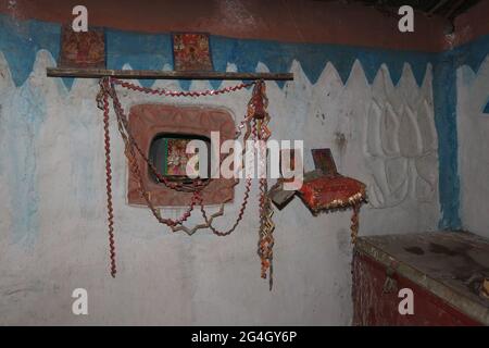 TRIBU KOL. Maison - photos de Dieu sur le mur de la maison. Bhanpur Village de Huzur, Rewa Dist, Madhya Pradesh, Inde Banque D'Images