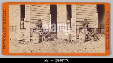 Soldats noirs visant des fusils dans une scène de la guerre de Sécession américaine. Dutch Gap fait référence à un canal creusé pendant la guerre civile pour couper un virage dans la rivière James contrôlée par des forts confédérés. Le creusement du canal a commencé à la fin de 1864 et parmi les travailleurs ont été payés des Afro-Américains de la colonie des Freedmen de l'île de Roanoke. Les membres de l'USCT [troupes américaines colorées] (y compris le 116e Régiment du Kentucky) ont également participé aux conflits militaires de Dutch Gap. Banque D'Images