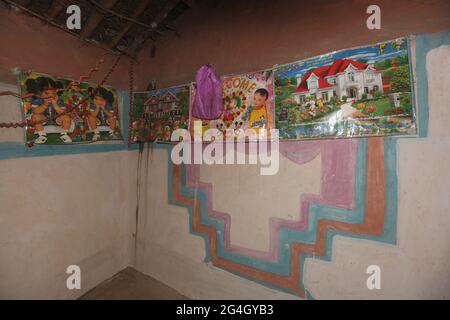 TRIBU KOL. Maison - intérieur de la maison, murs décorés avec des affiches. Bhanpur Village de Huzur Tehsil à Rewa Dist, Madhya Pradesh, Inde Banque D'Images