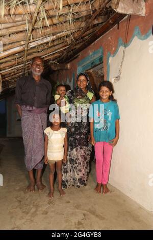 TRIBU KOL. Famille posant pour la photo à l'intérieur de leur maison. Bhanpur Village de Huzur Tehsil à Rewa Dist, Madhya Pradesh, Inde Banque D'Images