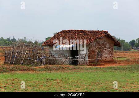 TRIBU KOL. Maison de chaume faite de boue et de carreaux de Mangalore Bhanpur Village de Huzur Tehsil à Rewa Dist, Madhya Pradesh, Inde Banque D'Images
