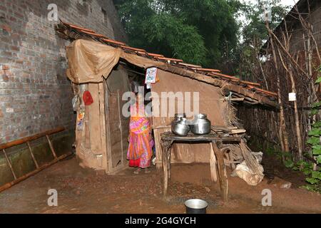 TRIBU DHANKA TADVI. Stockage de l'eau potable lieu à l'extérieur de la maison de la tribu Tadvi Bhil. Cette photo a été cliquée dans le village de Mogarapani d'Akkalkuwa Banque D'Images