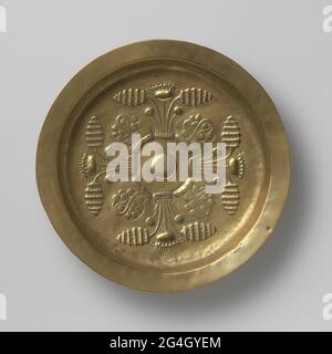 Plat décoré de quatre fleurs de chardon. Dans le plat du plat, qui a le point central au milieu, formes de timbre perforé: Une partie centrale ronde haute entourée d'une plante placée dans un bac composé d'une fleur de chardon, deux feuilles et deux boutons de fleur, et une forme de feuille stylisée sur une partie périphérique. Ces motifs sont répétés quatre fois. Le long du bord de la boîte, une bague parallèle est rainurée et un trou percé. Par la suite, les espaces d'usure avec de l'étain ou du plomb ont été restaurés à l'arrière et un anneau de suspension est soudé. Banque D'Images