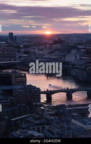 Horizon de Londres au coucher du soleil,- paysage urbain de londres, vue vers l'ouest sur la tamise depuis le Shard ; Londres Royaume-Uni Banque D'Images