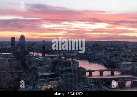 Horizon de Londres au coucher du soleil,- paysage urbain de londres, vue vers l'ouest sur la tamise depuis le Shard ; Londres Royaume-Uni Banque D'Images