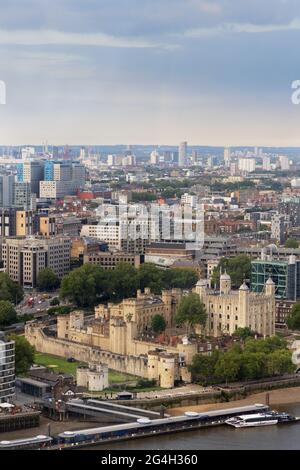 La Tour de Londres, vue aérienne du château médiéval du XIe siècle sur la Tamise, Londres Angleterre Royaume-Uni Banque D'Images