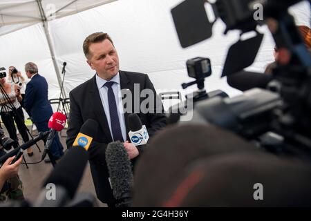 Varsovie, Pologne. 21 juin 2021. Le ministre de l'éducation et de la Science, Przemyslaw Czarnek, s'adresse à la presse lors de la conférence de presse.Conférence de presse sur le Programme national de développement de la lecture adopté avec la Vice-première ministre et ministre de la Culture, du Patrimoine national et des Sports, Piotr Glinski, et le ministre de l'éducation et de la Science, Przemyslaw Czarnek. Crédit : SOPA Images Limited/Alamy Live News Banque D'Images