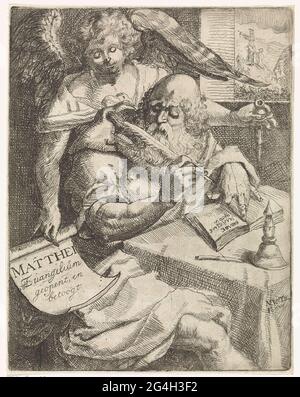 . L'évangéliste Matthew écrit son évangile à une table. L'ange donne des instructions. La crucifixion du Christ peut être vue par la fenêtre. Banque D'Images