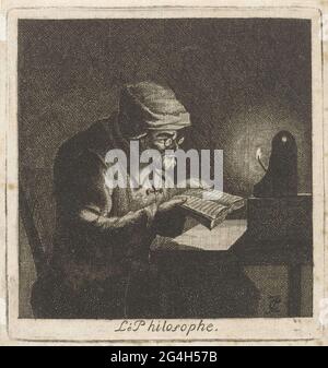 . Départ avec un vieil homme, qui lit un livre aux chandelles. Banque D'Images