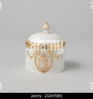 Bol à sucre, appartenant à des ensembles de café et de thé, peint avec du putti en ovales contre fond rouge. Bol à sucre, appartenant à un ensemble de café et de thé, multicolore peint avec des ovales dans lequel Putti en marron sur un sol contre une fond rouge. Le long des bords une fleur dorée et une boisson de feuille. Flammed f de 1, 2, 3 et 10 séparés par un tiret couchée en bleu sous vitrage. Banque D'Images