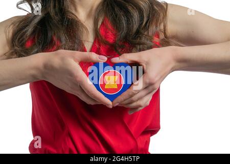 Association de l'amour des nations de l'Asie du Sud-est. La femme tient un coeur sous la forme du drapeau de l'Association des nations de l'Asie du Sud-est sur sa poitrine. C Banque D'Images