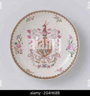 . Plat de porcelaine, peint sur le glaçage en bleu, rouge, rose, vert, jaune, noir et or. Sur le Flat Admiral John Amyas Coat of Arm, Norfolk et une arme non identifiée. L'arme est divisée en quatre compartiments en 1. Et 4. Amyas avec la tête d'un sanglier entouré de trois croix; 2. Et 3. Avec trois bêtes sur fond blanc. Pour parcourir l'arme, un casque et une tête de cerf. Deux groupes de fleurs et quatre branches de fleurs sur le mur. Une bordure en forme de tête de lame sur le bord intérieur. Trois fissures dans le mur. Porcelaine arme avec couleurs email. Banque D'Images