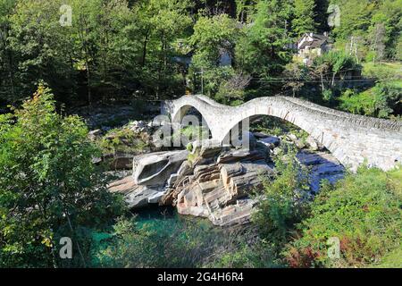 L'ancien pont en pierre de la double arche à Lavertèzzo. Suisse, Europe. Banque D'Images