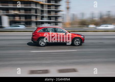 Ukraine, Kiev - 29 avril 2021 : la voiture rouge Mercedes-Benz GLC se déplace dans la rue. Éditorial Banque D'Images