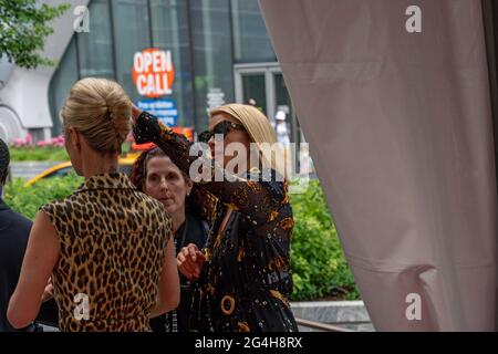 New York, États-Unis. 20 juin 2021. Paris Hilton et Nicky Hilton assistent à la première "c'est Paris" lors du Tribeca Festival 2021 à Hudson yards à New York. (Photo par Ron Adar/SOPA Images/Sipa USA) crédit: SIPA USA/Alay Live News Banque D'Images