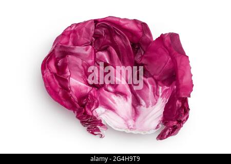 Feuille de salade rouge radicchio fraîche isolée sur fond blanc avec chemin d'écrêtage et pleine profondeur de champ, vue de dessus. Pose à plat Banque D'Images