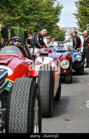 Voitures classiques dans la zone d'assemblage pour le Richmond Trophée à l'événement d'époque Goodwood Revival 2011, West Sussex, Royaume-Uni Banque D'Images