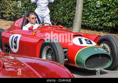 Alain de Cadenet pilotant une voiture de course Lancia-Ferrari D50A Grand Prix au Goodwood Revival 2011, Royaume-Uni. Voiture de course de Formule 1 vintage Banque D'Images