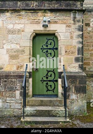 Porte d'église en bois peint en vert avec charnières en fer décoratives Banque D'Images