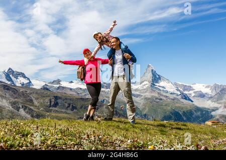 La famille sur une journée de trekking dans les montagnes Banque D'Images