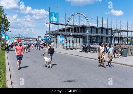 Montréal, CA - 15 mai 2021 : les gens marchent dans le Vieux-Port de Montréal lors d'une journée printanière ensoleillée Banque D'Images