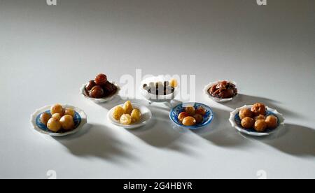 . Divers fruits faits de lavage, y compris 6 sinasappers, 4 citrons, 5 crêpes, 5 pommes, 4 prunes, 1 poire et 2 pots de raisin. Remarque : les pommes sino sont en marche (BK-NM-1010-350-A), les pommes en marche (BK-NM-1010-350-B), les raisins et les prunes en marche (BK-NM-1010-204), le citron en marche (BK- NM-1010-207) et les pêches en marche (BK-NM-1010-350-C). Banque D'Images